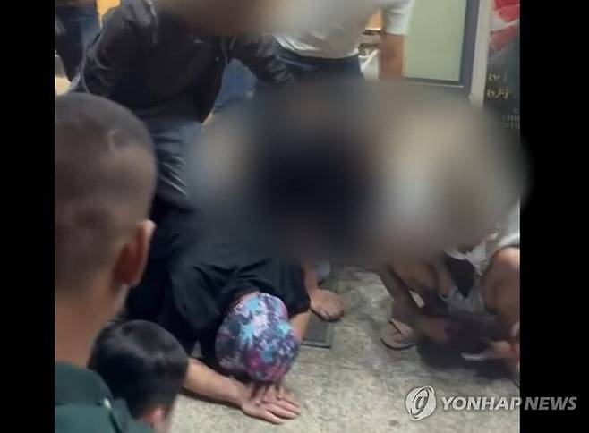 프놈펜서 체포된 한국인 대학생 살해 주범과 일당 작년 8월 캄보디아 범죄 단지에서 발생한 '한국인 대학생 고문·살해' 사건의 주범인 30대 중국 국적자 리광하오(리광호)씨 일행이 작년 11월 27일 캄보디아 수도 프놈펜에서 체포되는 모습. 2026.05.28
[국가정보원 제공 자료사진. 재판매 및 DB 금지] photo@yna.co.kr