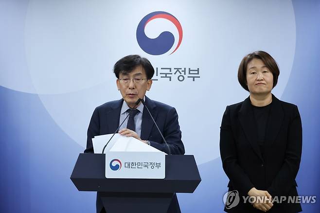 브리핑하는 정기현 의료혁신위원회 위원장 (서울=연합뉴스) 안정원 기자 = 정기현 의료혁신위원회 위원장이 4월 30일 오후 서울 종로구 정부서울청사에서 제5차 의료혁신위원회 논의결과 및 향후 계획을 발표하고 있다. jeong@yna.co.kr