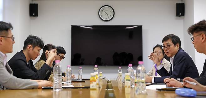 문화예술정책자문위원회 웹툰 분과 제3차 회의 (서울=연합뉴스) 최휘영 문화체육관광부 장관이 28일 서울 종로구 국립현대미술관 서울관에서 열린 문화예술정책자문위원회 웹툰 분과 제3차 회의에서 위원들과 'K-웹툰의 세계적 도약 방안'에 대해 논의하고 있다. 2026.05.28 
[문화체육관광부 제공. 재판매 및 DB 금지]