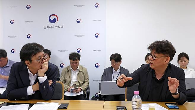 문화예술정책자문위원회 웹툰 분과 제3차 회의 (서울=연합뉴스) 최휘영 문화체육관광부 장관이 28일 서울 종로구 국립현대미술관 서울관에서 열린 문화예술정책자문위원회 웹툰 분과 제3차 회의에서 위원들과 'K-웹툰의 세계적 도약 방안'에 대해 논의하고 있다. 2026.05.28 [문화체육관광부 제공. 재판매 및 DB 금지]