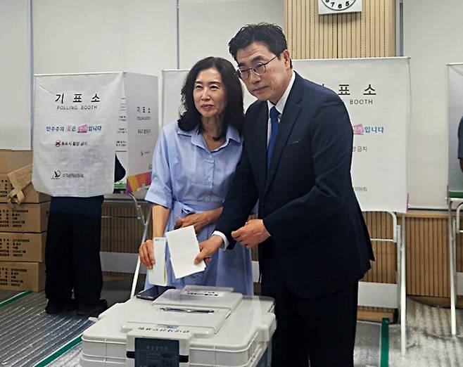 ▲최원용 더불어민주당 평택시장 후보가 동삭동 행정복지센터에서 사전투표를 하고 있다. 이날 투표소에는 최 후보의 부인도 동행해 함께 투표권을 행사하고 있다. /오원석 기자 wonsheok5@incheonilbo.com