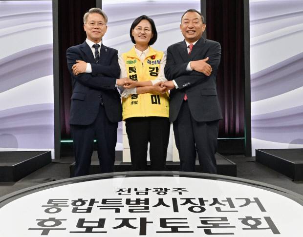 28일 광주 서구 KBS광주방송총국 공개홀에서 열린 전남광주통합특별시장 선거 초청 후보자 토론회의 시작에 앞서 더불어민주당 민형배(왼쪽부터), 정의당 강은미, 국민의힘 이정현 후보가 사진 촬영하고 있다. /김진수 기자 jeans@kwangju.co.kr