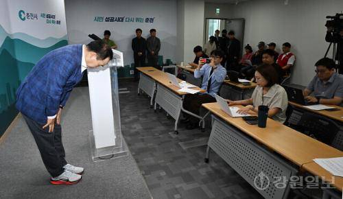강연술 (주)춘천시민버스 대표이사가 28일 춘천시청에서 춘천시민버스 노조의 무기한 총파업과 관련해 기자회견을 열고 버스 운행에 차질을 빚고 있는 것에 대해 시민들에게 사과하고 있다. 박승선기자