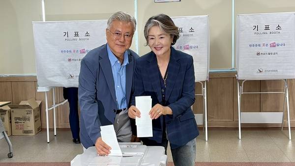 문재인 전 대통령 부부가 지방선거 사전투표 첫날인 29일, 사저가 있는 양산시 하북면에 설치한 사전투표소를 찾아 투표했다. /이현희 기자