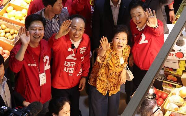 박근혜 전 대통령이 23일 국민의힘 추경호 대구시장 후보의 지원 유세를 위해 대구 북구&nbsp;칠성시장을 찾아 시민과 상인들에게 인사하고 있다.&nbsp; 연합뉴스