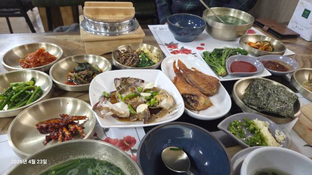 산청 ‘다슬기와 국밥’ 솥밥 다슬기 정식 상차림.