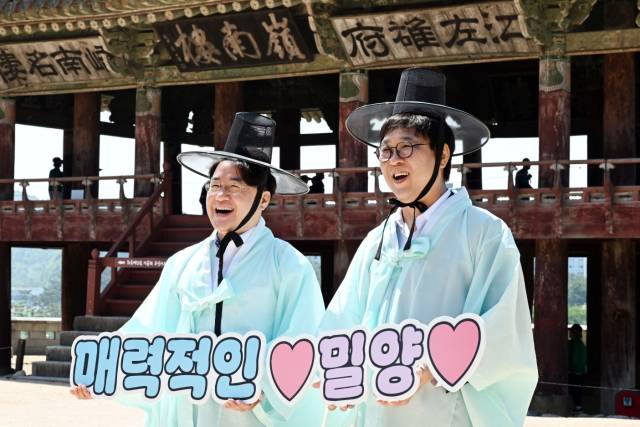 최휘영(오른쪽) 문화체육관광부 장관과 이정곤 밀양시장 권한대행이 영남루에서 반값여행 인증사진을 찍고 있다./밀양시/