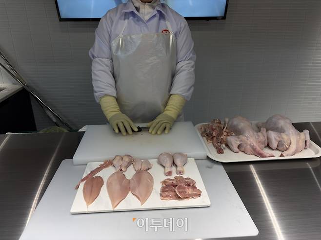 하림 닭고기종합처리센터에서는 닭고기 발골 시범을 보고 당일 생산된 닭고기를 맛볼 수 있다.(황민주 기자 minchu@)