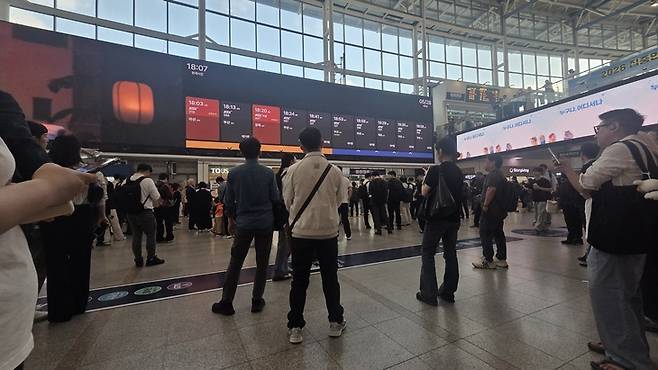 ▲28일 오후 서울역 대합실에서 승객들 다수가 출발 안내 전광판을 바라보고 있다. 서소문 고가차도 붕괴 사고 여파로 일부 KTX와 일반열차 운행이 중지·지연되면서 이날 승객들이 승차 플랫폼 안내를 기다리는 모습이 반복됐다. 사진=장혜원 기자