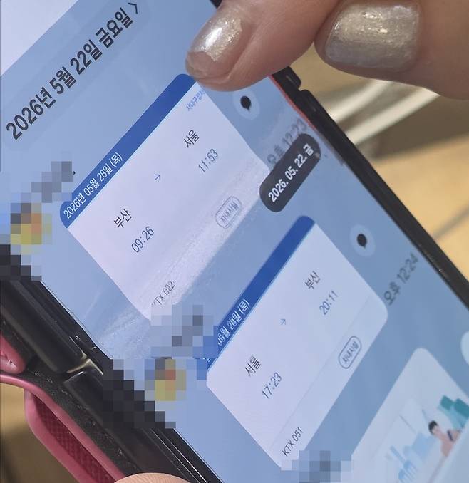▲서소문 고가차도 붕괴 사고 여파로 코레일 부산∼서울 왕복 승차권이 취소된 승객이 28일 서울경부고속버스터미널에서 대체 교통편을  이용하기 위해 대기했다. 해당 승객은 지난 22일 예매한 열차표가 운행중지로 인해 당일 취소되자 고속버스를 이용하기 위해 터미널을 찾았다고 밝혔다. 사진=장혜원 기자