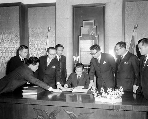 미국의 강력한 요구로 한국과 일본은 1965년 국교를 정상화했다. 한국의 베트남 전쟁 참전 전제 조건이었다. 1965년 12월 한일협정 비준서에 서명하는 박정희 대통령. (국가기록원 제공)