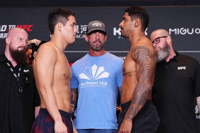 이이삭(왼쪽)과 루이스 필리피 지아스가 서로 페이스오프를 펼치고 있다. 사진=UFC