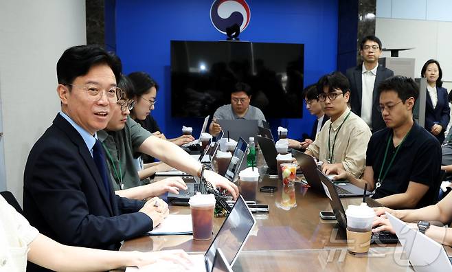김영훈 고용노동부 장관이 27일 세종시 정부세종청사 고용노동부 기자실에서 열린 출입기자단 차담회에서 발언하고 있다. 2026.5.27 ⓒ 뉴스1 김기남 기자