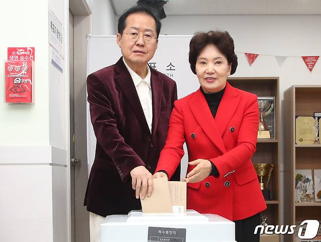 2024년 4월 6일 홍준표 대구시장(왼쪽)이 부인 이순삼 여사와 함께 대구 중구 삼덕동 행정복지센터에 마련된 제22대 국회의원 선거 사전투표소에서 투표하던 모습. 2024.4.6 ⓒ 뉴스1 공정식 기자