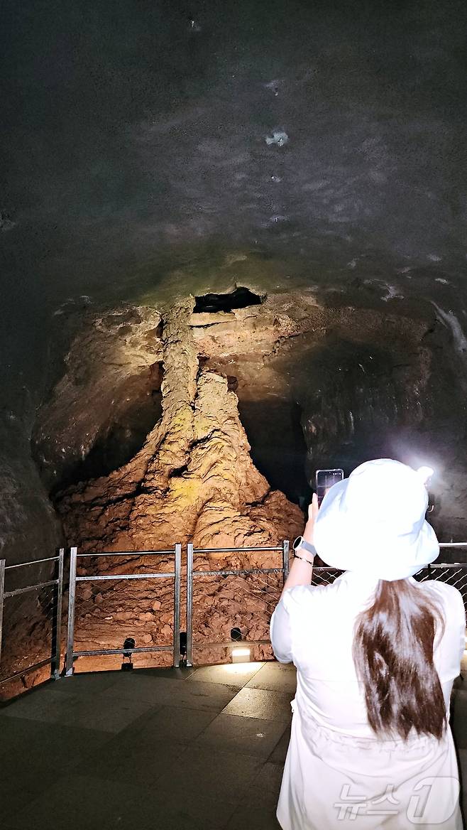 제주도 세계유산본부가 오는 30일 세계자연유산 만장굴을 지난 2023냔 12월 낙석으로 폐쇄한 후 2년 5개월 만에 일반에 재개방한다. 사진은 재개방을 하루 앞둔 29일 만장굴 공개 구간 마지막 지점에 있는 높이 7.6m의 용암석주. 2026.5.29 ⓒ 뉴스1 강승남 기자