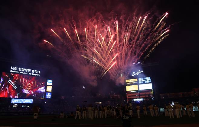 2025 KBO 올스타전이 끝난 후 폭죽이 터지고 있다. 사진 | 대전=연합뉴스