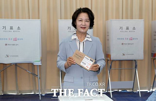 추미애 더불어민주당 경기도지사 후보가 제9회 전국동시지방선거 사전투표 첫날인 29일 오전 경기 수원시 팔달구 인계동 행정복지센터를 찾아 사전투표를 하고 있다. /수원=임영무 기자