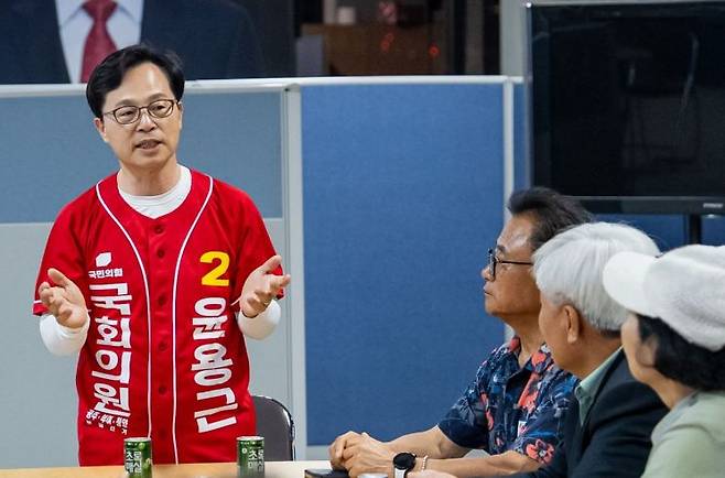 윤용근 국민의힘 충남 공주·부여·청양 국회의원 보궐선거 후보가 지역 주민들과 대화를 나누고 있다. 윤용근 캠프