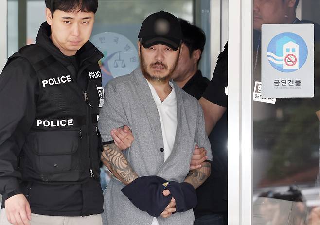 '마약유통책' 박왕열(48)이 지난 3월 27일 경기 의정부시 의정부지방법원에서 열린 구속 전 피의자심문(영장실질심사)을 마친 후 법정을 나서고 있다. /뉴스1