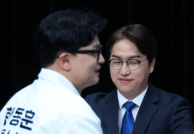 더불어민주당 하정우(오른쪽), 무소속 한동훈 부산 북갑 국회의원 보궐선거 후보가 28일 오후 부산 동구 부산 MBC에서 열린 선관위 주관 TV 토론회에서 악수 한 뒤 자리로 향하고 있다./연합뉴스
