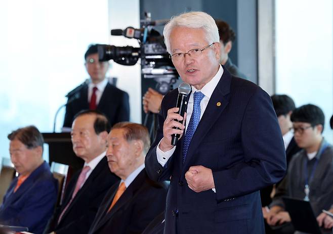 19대 국회의장을 지낸 정의화 국민의힘 상임고문단 회장이 2024년 5월 20일 서울 여의도의 한 식당에서 열린 상임고문단 오찬 간담회에서 발언하고 있다. /뉴스1