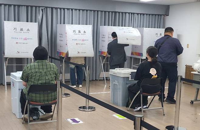 제9회 전국동시지방선거 사전투표 첫날인 29일 오전 서울 마포구 염리동 주민센터에 마련된 사전투표소에서 시민들이 기표하고 있다. 사진=최승한 기자