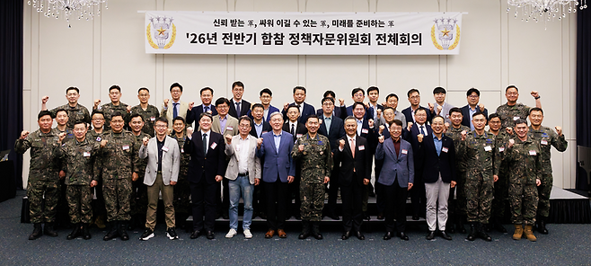 29일, 진영승(앞줄 오른쪽에서 6번째) 합참의장과 정책자문위원들이 2026년 전반기 합참 정책자문위원회 전체회의에서 기념촬영을 하고 있다.