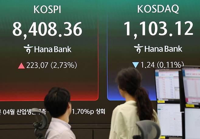 29일 서울 중구 하나은행 본점 딜링룸에서 직원들이 업무를 보고 있다. 연합뉴스