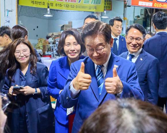 이재명 대통령과 김혜경 여사가 지난 27일 부산 남항시장에서 시민들과 인사하고 있다. [사진=청와대]