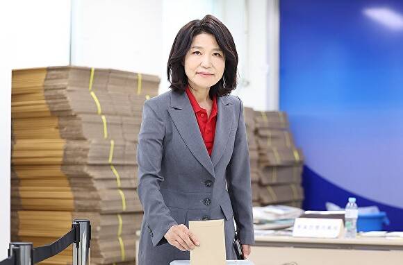 국민의힘 이진숙 달성군 국회의원 후보가 29일 대구 달성군선거관리위원회에 설치된 사전투표소에서 투표하고 있다 [사진=연합뉴스]