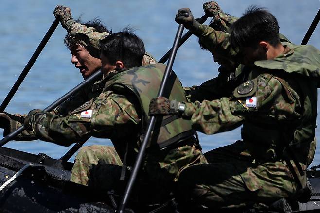 일본 육군 사관생도들이 5월 1일 미 육군사관학교 웨스트 포인트에서 열린 샌드허스트 군사기술 대회 중 조디악 보트를 조종하고 있다. AP=연합뉴스