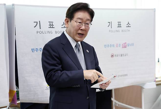 이재명 대통령이 제9회 전국동시지방선거 사전투표 첫날인 29일 오전 서울 종로구 삼청동주민센터를 찾아 투표용지를 손가락으로 가리키며 중앙선거관리위원회 직원에게 문의하고 있다. 청와대사진기자단