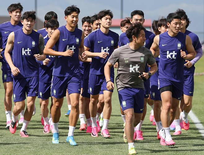 The players on the Korean men's national team for the World Cup warm up at the Zions Bank Training Center in Utah on May 28. [YONHAP]