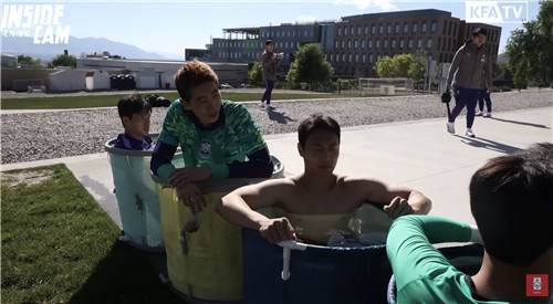 The players of the Korean men's national team for the World Cup take cold plunges as part of heat-adjustment training. [SCREEN CAPTURE]