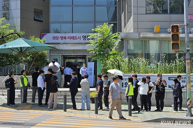 유권자들이 29일 사전투표소가 마련된 서울 영등포구 여의동주민센터 바깥까지 줄을 서고 있다. 이은서 기자
