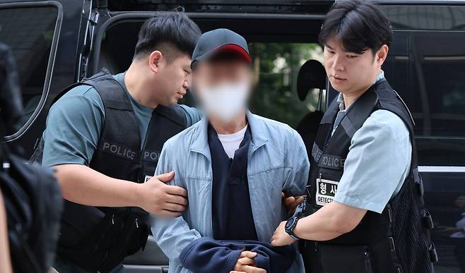 LG전자 마곡 업무단지인 사이언스파크에서 칼을 휘둘러 2명에게 중상을 입힌 혐의로 긴급 체포된 LG전자 협력업체 직원인 A씨가 29일 서울 양천구 서울남부지방법원에서 열리는 구속 전 피의자 심문(영장실질심사)에 출석하고 있다. 연합뉴스