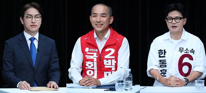 28일 오후 부산 동구 부산 MBC에서 열린 북갑 보궐선거 후보자 토론회에서 더불어민주당 하정우(왼쪽부터), 국민의힘 박민식, 무소속 한동훈 후보가 토론에 앞서 리허설을 하고 있다. [연합뉴스]