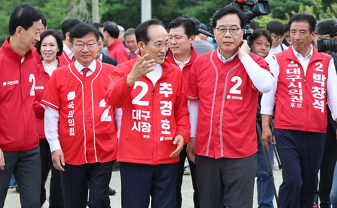 송언석 국민의힘 원내대표와 추경호 국민의힘 대구시장 후보, 정점식 국민의힘 정책위의장(앞줄 오른쪽부터)이 28일 대구 군위군 대구·경북신공항 부지를 방문하고 있다. [연합뉴스]