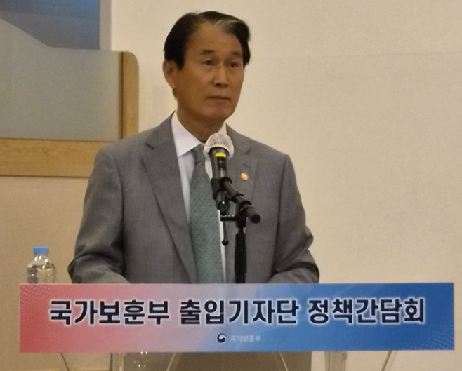 권오을 국가보훈부 장관이 29일 서울 용산 국방컨벤션에서 열린 기자간담회에서 모두발언을 하고 있다. [김성훈 기자]