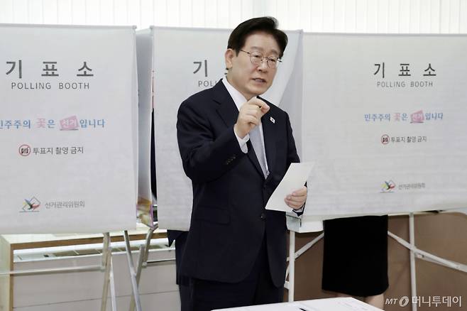 이재명 대통령이 제9회 전국동시지방선거 사전투표 첫날인 29일 서울 종로구 삼청동 주민센터에서 사전 투표 중 기표 도장 관련 문의를 하고 있다. /사진=뉴시스