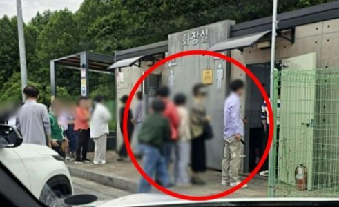 경기 남양주시 한 졸음쉼터의 화장실 앞. 남자 화장실 쪽에 줄을 선 여성들의 모습을 확인할 수 있다. SNS 캡처