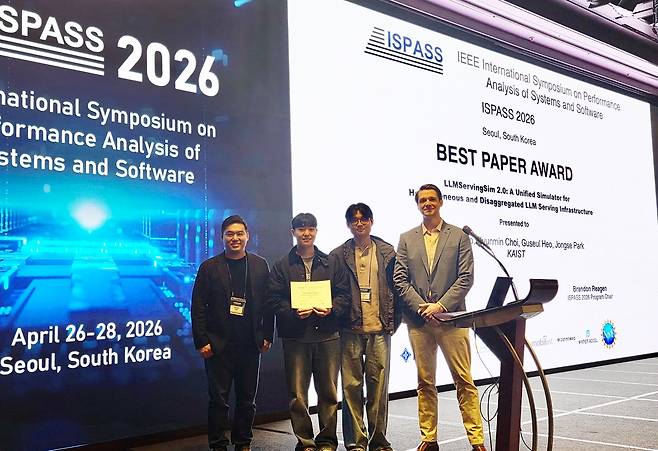 컴퓨터 시스템 성능 분석 분야 국제학회 ‘ISPASS 2026’에서 최우수 논문상을 수상한 박종세(왼쪽 끝) KAIST 교수 연구팀.[KAIST 제공]