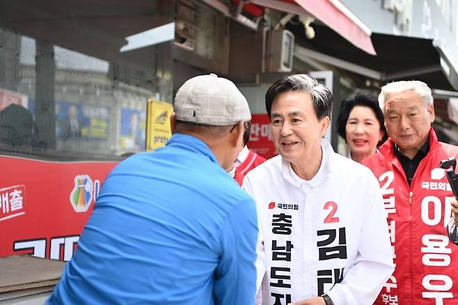 김태흠 국민의힘 충남지사 후보가 유권자와 악수하고 있다.  [김태흠 후보 캠프 제공]