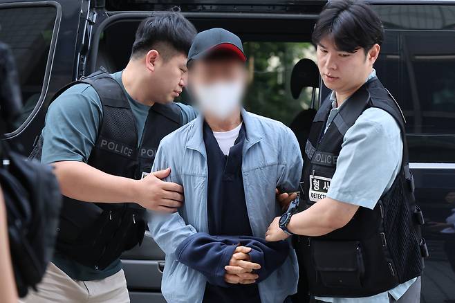LG전자 마곡 업무단지인 사이언스파크에서 칼을 휘둘러 2명에게 중상을 입힌 혐의로 긴급 체포된 LG전자 협력업체 직원인 A씨가 29일 서울 양천구 서울남부지방법원에서 열리는 구속 전 피의자 심문(영장실질심사)에 출석하고 있다. [연합]