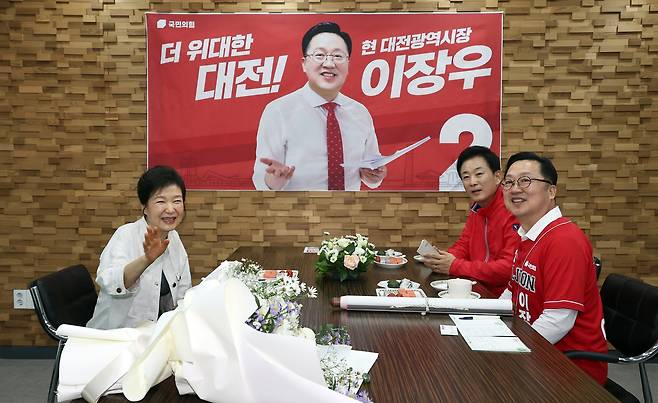 박근혜 전 대통령이 25일 오후 대전 서구 이장우 선거사무소에서 이장우 국민의힘 대전시장 후보, 유영하 국민의힘 의원과 차담을 하고 있다.[뉴시스]