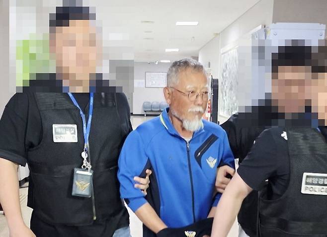 [태안=뉴시스] 지난 28일 출입국관리법 위반 혐의를 받는 중국 반체제인사 둥광핑이 영장 실질 심사를 받기 위해 서산지방법원 법정에 들어가고 있다. (사진=태안신문 제공) 2026.05.29. photo@newsis.com   *재판매 및 DB 금지