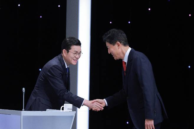 더불어민주당 정원오 서울시장 후보와 국민의힘 오세훈 서울시장 후보가 28일 서울 마포구 SBS 프리즘타워에서 열린 서울특별시장선거 후보자토론회에 앞서 악수를 하고 있다. 연합뉴스