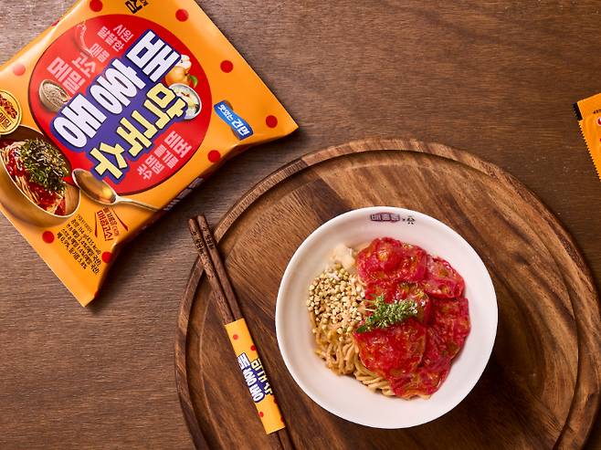 소바쥬에서 코스메뉴 스타터로 배홍동막국수를 활용한 '배홍동 토마토 막국수'가 제공된다. 농심 제공