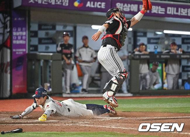 [OSEN=부산, 이석우 기자] 28일 부산 사직야구장에서 2026 신한 SOL KBO 리그 롯데 자이언츠와 LG 트윈스의 경기가 열렸다. 홈팀 롯데는 김진욱이, 방문팀 LG는 이정용이 선발 출전했다.롯데 자이언츠 황성빈이 8회말 2사 2루 고승민의 1루수 내야 안타때 홈에서 세이프되고 있다. 2026.05.28 / foto0307@osen.co.kr
