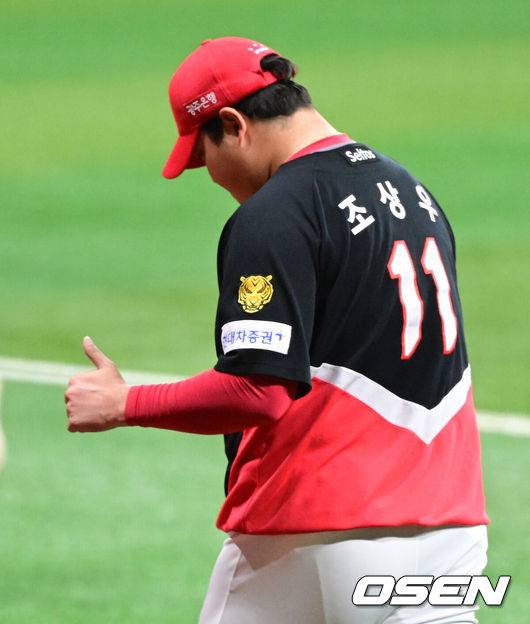 [OSEN=고척, 지형준 기자] 28일 오후 서울 고척스카이돔에서 2026 신한 SOL KBO리그 키움 히어로즈와 KIA 타이거즈의 경기가 열렸다.이날 키움은 케니 로젠버그, KIA는 황동하를 선발로 내세웠다.7회말 수비를 마친 KIA 조상우가 기뻐하고 있다. 2026.05.28&nbsp;/ jpnews@osen.co.kr
